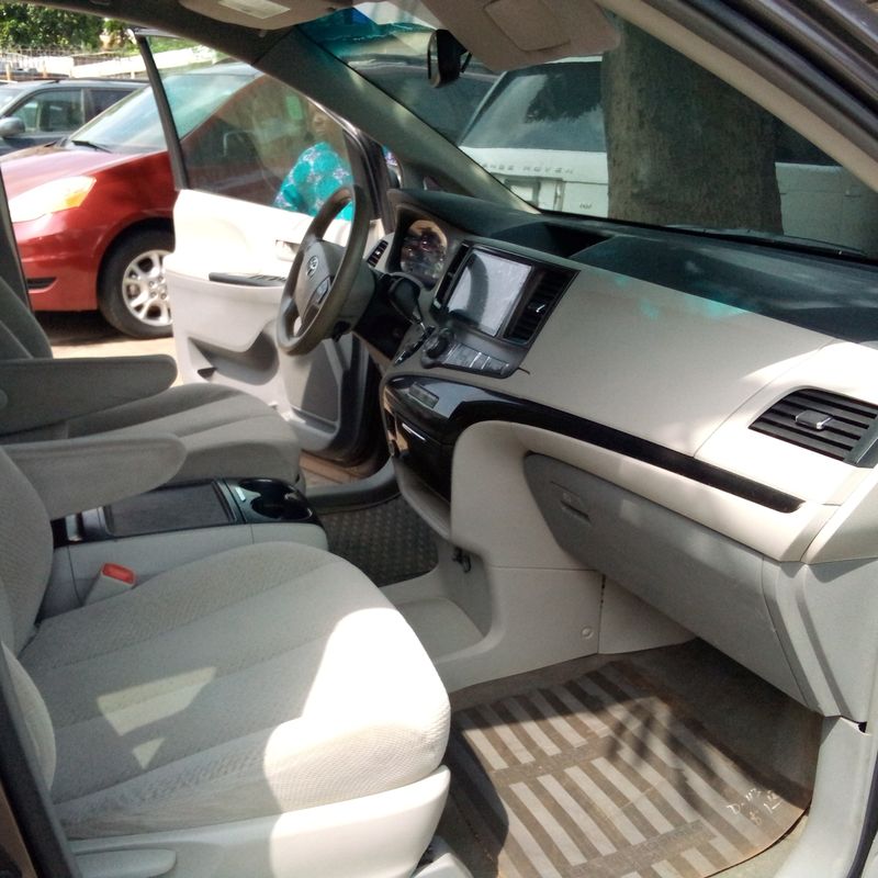 Thumbnail 5 of 2012 Toyota Sienna LE